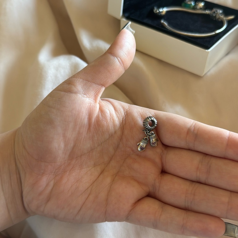 Mitten pandora charm